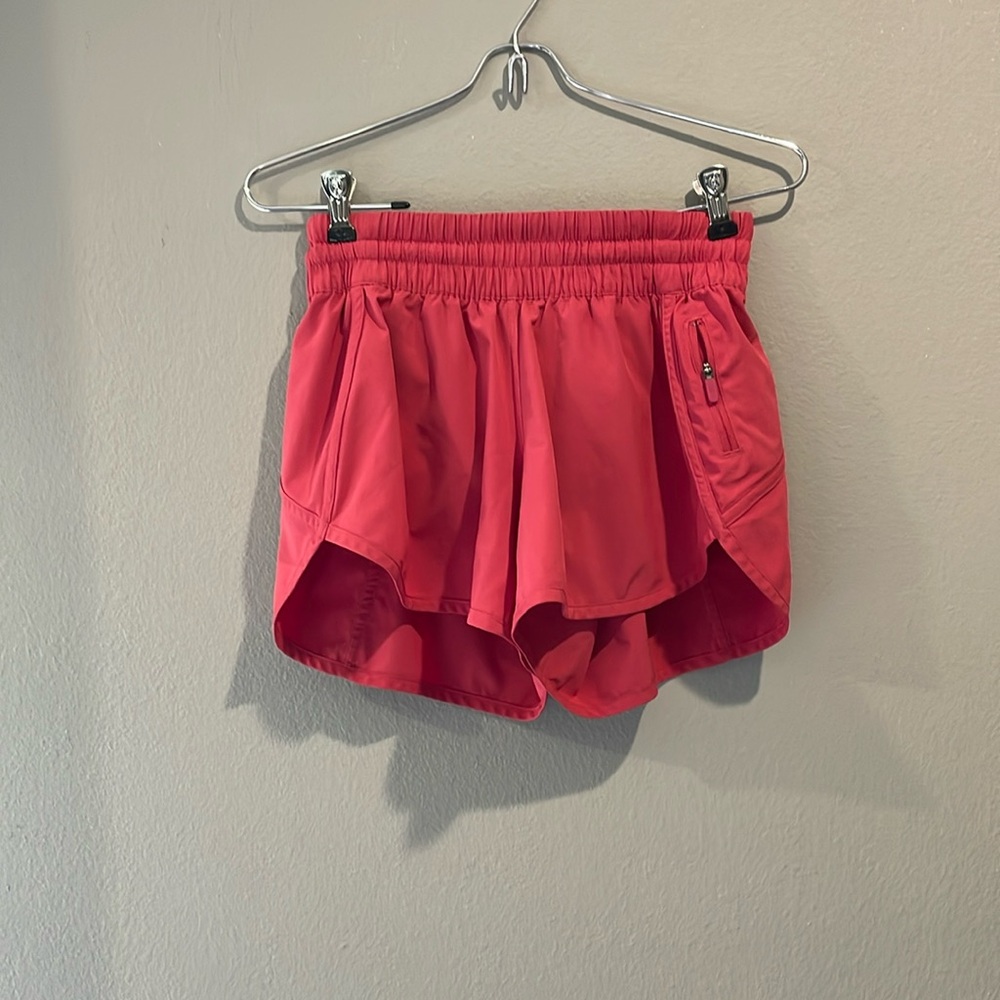 Lululemon track that short tracker hr 3 size 6 dark pink